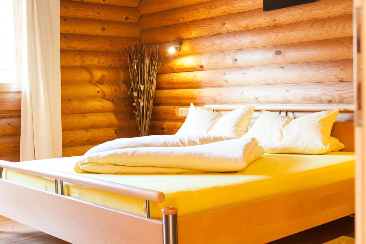 Camping Dreilaendereck Blockhuetten & Apartments Ried im Oberinntal Pokoj fotografie