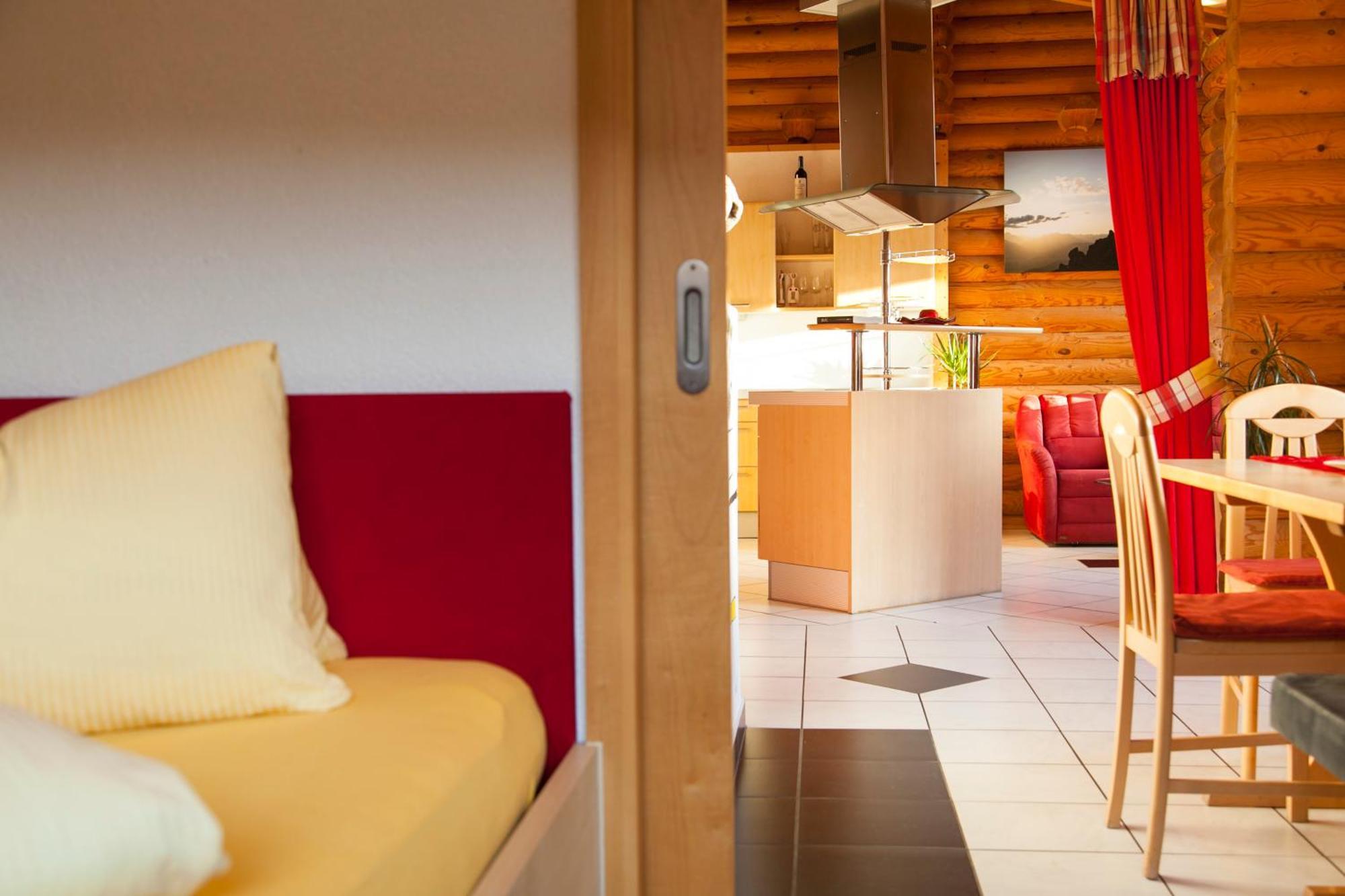 Camping Dreilaendereck Blockhuetten & Apartments Ried im Oberinntal Pokoj fotografie
